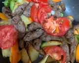 صورة لخطوة 3 من وصفة كفتة مع البطاطا والخضراوات والرز
