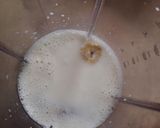 A picture of step 2 of Saffron Banana Shake.