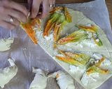 Foto del passaggio 9 della ricetta Sfogliatine ripiene ai fiori di zucca e provola