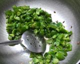 मसालेदार बेसन शिमला मिर्च (Masaledar Besan Shimla mirch recipe in Hindi) रेसिपी चरण 3 फोटो
