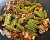 A picture of step 4 of Okra Curry.
