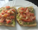 Foto del paso 3 de la receta: Tostada de aguacate con atún