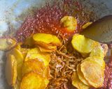Gambar langkah 4 resipi Sambal Kentang Ikan Bilis Balado.