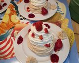 Une image de l'étape 10 de Pavlova en fraise melba et sa gelée de fleur d'hibiscus.