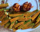 A picture of step 3 of Achari bhindi okra.