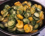 Une image de l'étape 6 de Courgettes bicolores au jus de bœuf et herbes aromatiques.