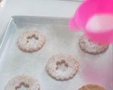 Foto langkah ke 6 dari resep Strawberry & Kecombrang Cookie Sandwich.