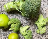 A picture of step 2 of 🥦Broccoli Smoothie with Green Apple and Lime🍋.