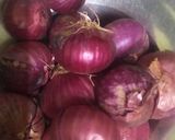 A picture of step 1 of Vinegar Wale Onions.