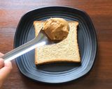 Hình bước làm 1 của món Toast chuối và bơ đậu phộng