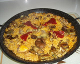 Foto del paso 8 de la receta: Paella de calamares, habas y alcachofas