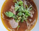 รูปขั้นตอนการทำที่ 4 ของ ก๋วยเตี๋ยวเนื้อ ลูกชิ้นเอ็น