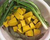 Hình bước làm 1 của món Canh bí đỏ tôm tươi