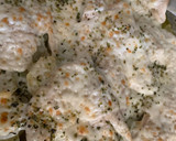 Foto del paso 2 de la receta: Pollo y patatas al horno con gratén de queso 🍗🧀