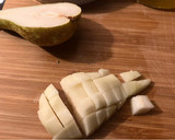 Foto del paso 3 de la receta: Ensalada de salazones de pescado, con pera y queso fresco