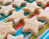 Foto del paso 4 de la receta: Alfajores de maizena navideñas con glasé 🌟