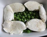 Foto del paso 1 de la receta: Cazuelas horneadas de huevos con guisantes