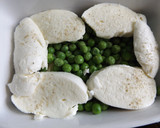 Foto del paso 1 de la receta: Cazuelas horneadas de huevos con guisantes