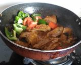A picture of step 1 of Capsicum chicken.