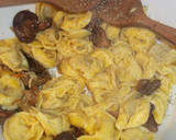 Foto del paso 9 de la receta: Tortellini de carne con setas