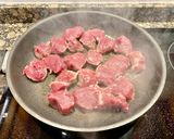 Foto del paso 2 de la receta Solomillo de cerdo con salsa roquefort, peras y espinacas