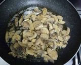 Foto del paso 5 de la receta: Tiburones salteados con champiñones y pollo en salsa de tomate