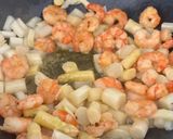 Une image de l'étape 2 de Casarecce, asperges citronnées et crevettes rôties.