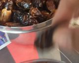 A picture of step 2 of Stuffed dates chocolate.