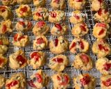 Gambar langkah 5 resipi Red pearl cookies.