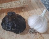 รูปขั้นตอนการทำที่ 3 ของ Vegan Garlic& Black Garlic Bread ขนมปังกระเทียมสด & ดำ เนียมหูเส