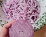 Foto del paso 1 de la receta: Ensalada de higos negros, cebolla morada, queso azul con pecanas
