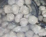 Foto langkah ke 6 dari resep Bakso sapi praktis.