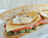 Foto del paso 4 de la receta: Bocadillo de lomo adobado con habitas y huevos de codorniz