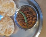 A picture of step 5 of Kala chana sabji with puri.