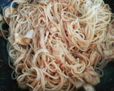 Foto del paso 8 de la receta Espaguetis con gambas y surimi al ajillo