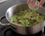 Foto del paso 5 de la receta: Sopa de Repollo con fideos chinos y huevo cocido