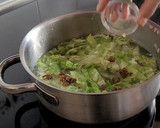Foto del paso 5 de la receta: Sopa de Repollo con fideos chinos y huevo cocido