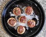 Foto del paso 3 de la receta: Hongos negros o Hongos portobello rellenos con morcilla 😀