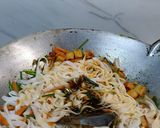 Gambar langkah 7 resipi Kuey Teow Goreng.
