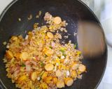 รูปขั้นตอนการทำที่ 6 ของ ข้าวผัดไข่ฮอทด็อกเบคอนกับแซลมอนย่างซอสเทอริยากิ