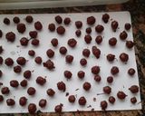 Foto del paso 3 de la receta: Arándanos bañados en chocolate 🫐🍫