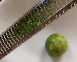 Foto del paso 3 de la receta: Ensalada de listones de calabacita, nuez y parmesano
