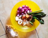 Foto langkah ke 1 dari resep Ayam kuah kuning.