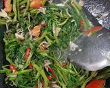 Foto langkah ke 4 dari resep Ide masakan harian 01 - tumis kangkung tetap hijau.