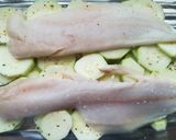 Foto del paso 2 de la receta: Merluza al horno con cama de calabacín