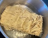 Une image de l'étape 3 de Pad Thaï aux légumes et aux crevettes.