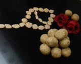 तिल मखाने गोंद लड्डू (til makhane gond laddu recipe in Hindi) रेसिपी चरण 3 फोटो