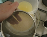Foto del paso 3 de la receta: 🧁 Magdalenas tradicionales 👵 de limón 🍋