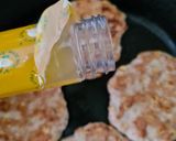 Foto del paso 7 de la receta: Hamburguesa de cerdo como si fuera un bocadillo cubano