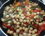 Foto del paso 3 de la receta: Wok de garbanzos con verduras al curry🥦🥘